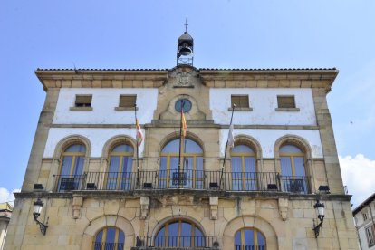 Fachada del Ayuntamiento de Covaleda, que ha llegado a un acuerdo con el Ministerio de Educación.