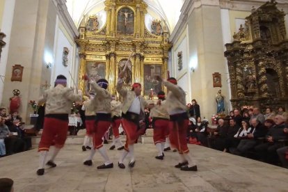 Los danzantes se giran mientras bailan el Paloteo de San Leonardo.