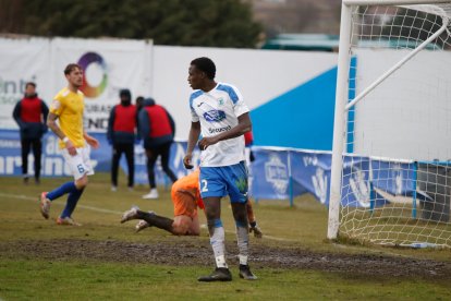 Las lluvias de estos días y la nieve han castigado al césped de La Arboleda.