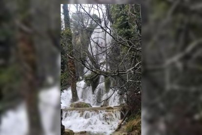 La casacada de La Toba en Soria cae con fuerza tras las borrascas.