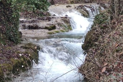 El agua corre con fuerza debido a las lluvias y el deshielo