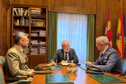 José Antonio de Miguel junto con los militares de la base área de Zaragoza.