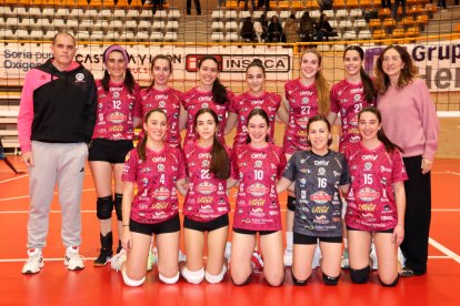 Las jugadoras del Cañada Real posan tras la victoria con su entrenador y la delegada, Pilar Garijo.