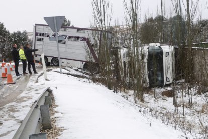 Camión volcado en la nieve en Cadosa.