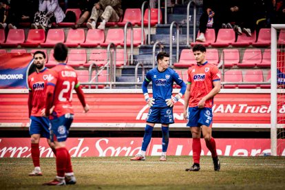 Los jugadores del Numancia se lamentan del gol del Lealtad que a la postre supuso una nueva derrota en casa.