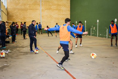 Entrenamiento del Numancia en el frontón del Golmayo.