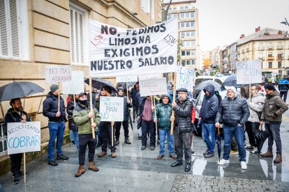 Trabajadores de Losán en la concentración en la Subdelegación.