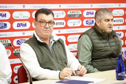 Patricio de Pedro en la comparecencia de prensa junto con el director deportivo Álex Huerta.