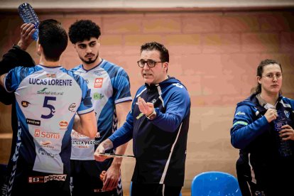 Toribio da indicaciones a sus jugadores en un tiempo muerto.