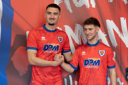 San Vicente y Pablo Álvarez posan con la camiseta numantina.
