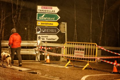 Carretera cortada al tráfico y al paso de personas en dirección a Tardesillas.