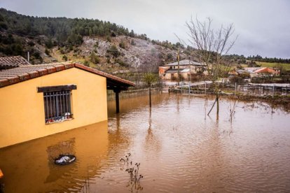 Casa rodeada por el agua en las cercanías del Cañón de Río Lobos en Soria