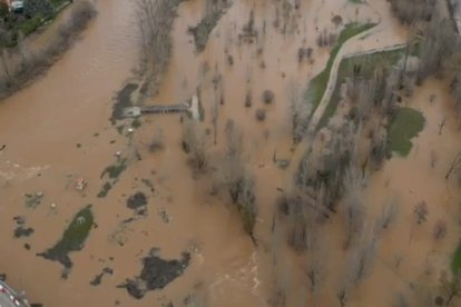 El río Duero visto desbordado a su paso por Almazán visto con dron.