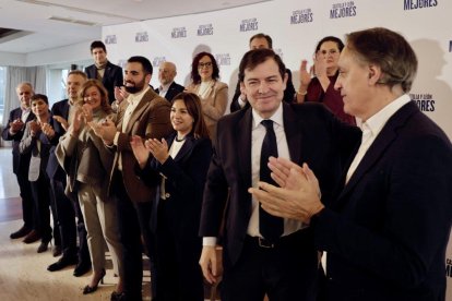 Mañueco junto al alcalde de Salamanca, Carlos García Carbayo, y los miembros de la lista por Salamanca al 15-M.
