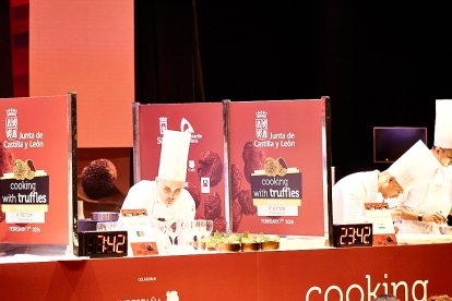 Duarte Tonet durante su cocinado ayer en La Audiencia.