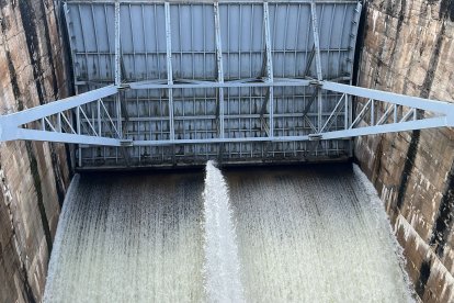 Agua saliendo del embalse en la mañana de este domingo 8 de febrero.
