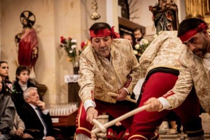 La danza del paloteo de San Leonardo de Yagüe se baila cada febrero dentro de la iglesia, una tradición ancestral que combina ritmo, simbolismo y memoria colectiva y que desde 2025 es Fiesta de Interés Turístico Regional.
