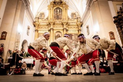 Los movimientos secos y acompasados de la danza del paloteo refuerzan su carácter simbólico y ancestral, transmitido de generación en generación.