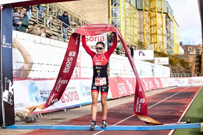 Marina Muñoz como ganadora del Duatlón de Soria.