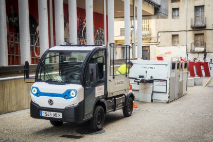 Colocación de los contenedores de 'quita y pon' en Bernardo Robles.
