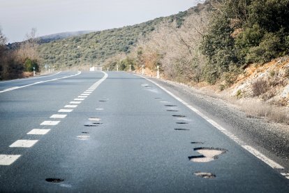 Carretera llena de agujeros en la N-122.