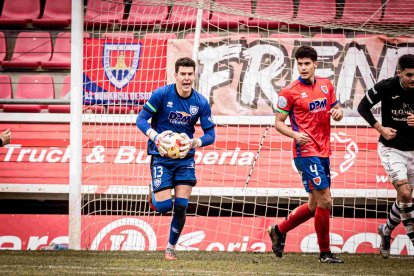Iván Martínez lo ha jugado todo en la portería del Numancia desde su debut el 18 de enero.