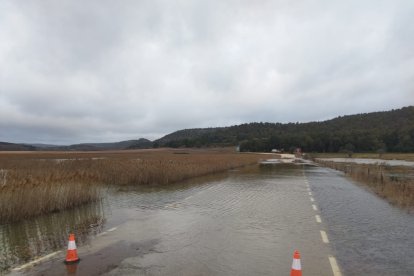 La crecida de la Laguna de Calatañazor ha invadido la carretera entre esta localidad soriana y Muriel de la Fuente.