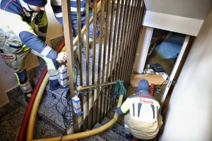 Los bomberos achicando agua en una vivienda de Garray.