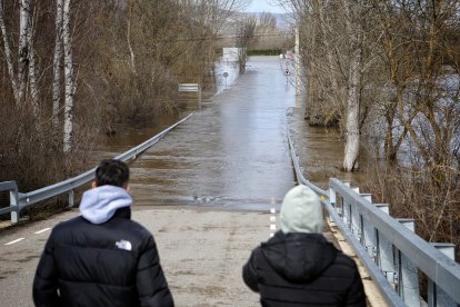 El desbordamiento del río alcanza a la carretera de acceso al casco urbano de Garray.