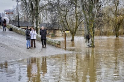 Cabezón, Jiménez y De Miguel junto a los efectos del desembalse en Garray.