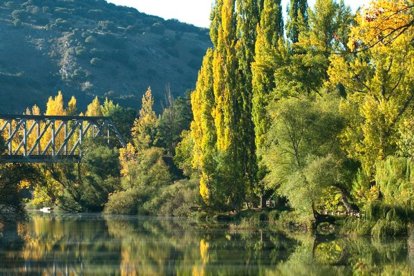 La iluminación ornamental instalada por el Ayuntamiento realza la estructura del Puente de Hierro, hoy sin uso ferroviario.