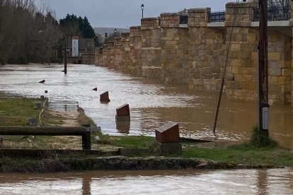 Inundación a la altura del puente de San Esteban de Gormaz en Soria, que ha cortado la N-110.