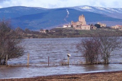 La Laguna de la Serna en Hinojosa de la Sierra, más allá del vallado.