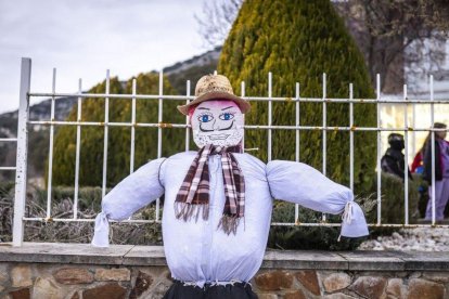 El Perico Paja, ataviado con ropa tradicional y rostro dibujado a mano, recorre Fuentetoba antes de arder en la hoguera que marca el clímax del Carnaval soriano.
