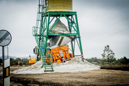 El camión, claramente dañado tras caer la tolva y una gran cantidad de sal.