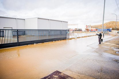 El polígono de la Tapiada de San Esteban de Gormaz (Soria) permanecía inundado ayer.