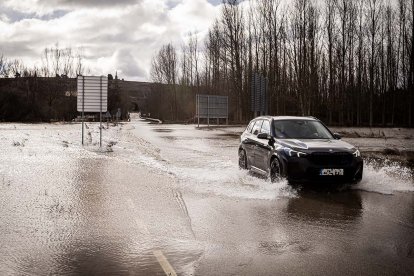 La inundación en los aledaños del río Duero en Garray era visible ayer.