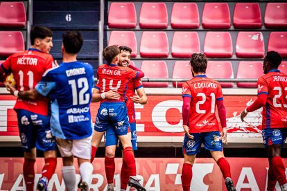 Álex Gil y Héctor Peña podrán entrar en los planes rojillos para visitar al Fabril y Jony seguirá siendo baja.