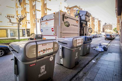 Isla de contenedores en la capital que en unos meses sumará el depósito marrón.