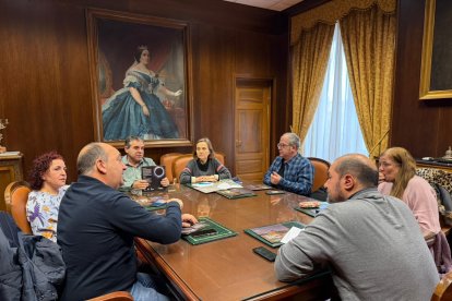 Responsables de la Diputación y de los hosteleros en la reunión de ayer.