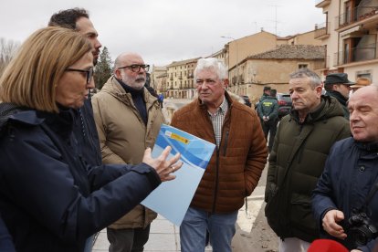 La presidenta de la Confederación Hidrográfica del Duero, María Jesús Lafuente ,conversa con representantes de la comunidad de regantes de Ines y Eza, tras las inundaciones del Duero en Soria.
