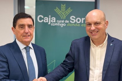 Apretón de manos de Carlos Martínez y Juan José Delgado en la renovación del acuerdo entre Caja Rural y Río Duero.