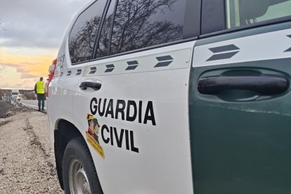 Vehículo de la Guardia Civil de Soria vigilando en una carretera.