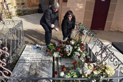 El alcalde de Soria y la concejala de Cultura en la ofrenda floral a Leonor.