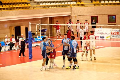 El Grupo Herce supera por la vía rápida a San Roque y ya piensa en la Copa del Rey.