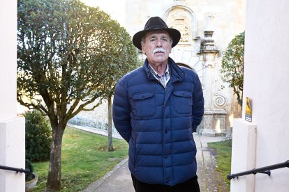 Jesús Gil, en la ermita de Jesús, en Almazán.