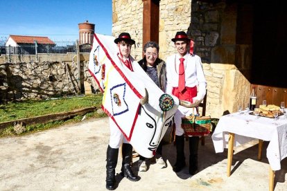 Los barroseros con una vecina durante su recorrido por Abejar.