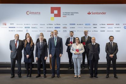 S.M. El Rey junto a los premiados y responsables de la organización.