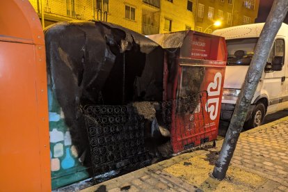 Contenedor quemado esta noche en el barrio del Calaverón.