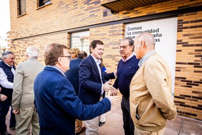 Mañueco durante su visita a la delegación de Soria de la AECC.